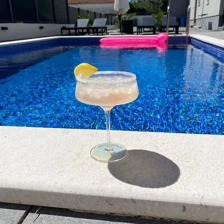 빌라 Ocean Breeze With Pool