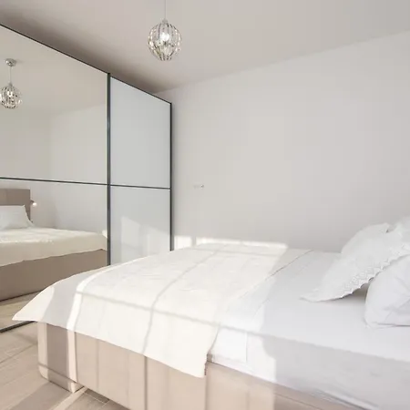 Villa Ocean Breeze With Pool