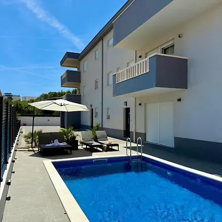 Villa Ocean Breeze With Pool