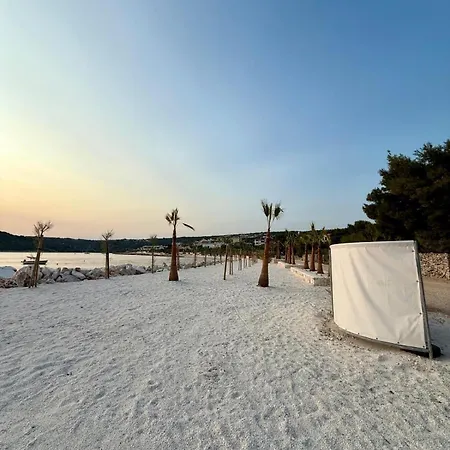 Villa Ocean Breeze With Pool