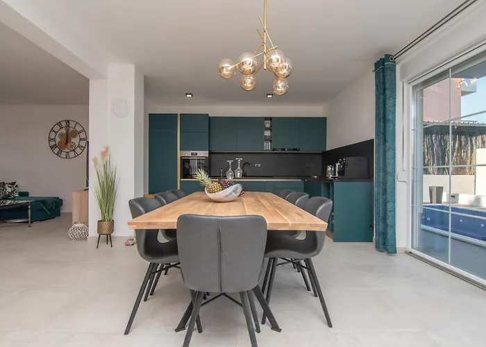 Ocean Breeze With Pool Villa *